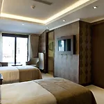 Black Bird Thermal & Hotel
